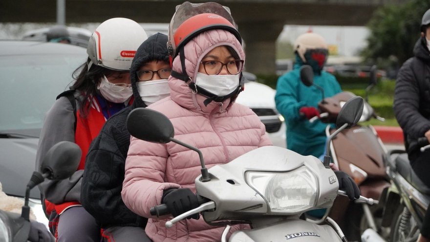 Hanoians bundle up as the capital hit by sudden cold spell